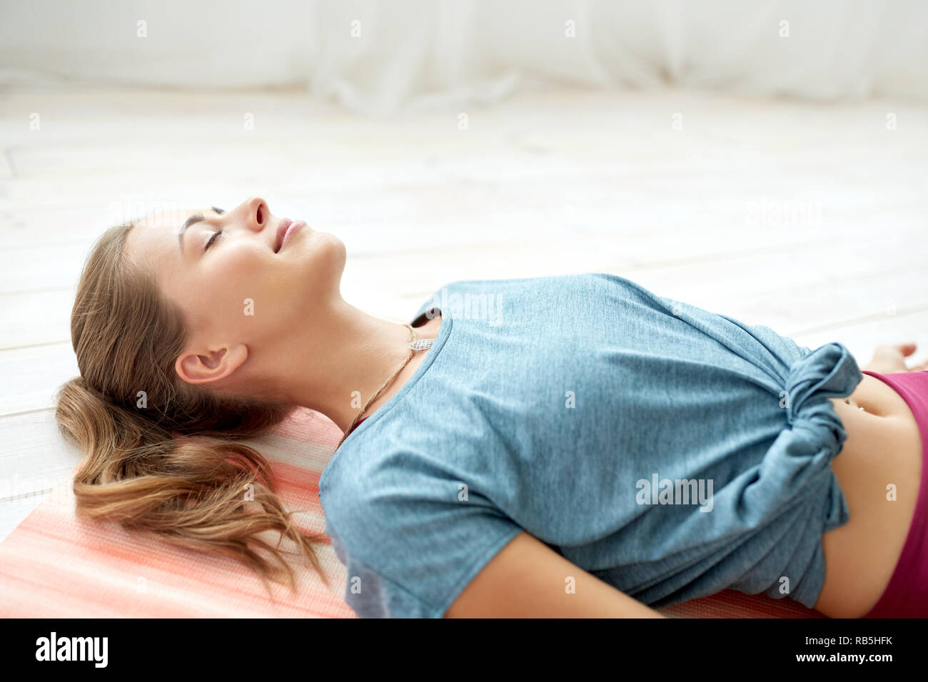 Frau yoga Leiche posieren im Studio Stockfoto