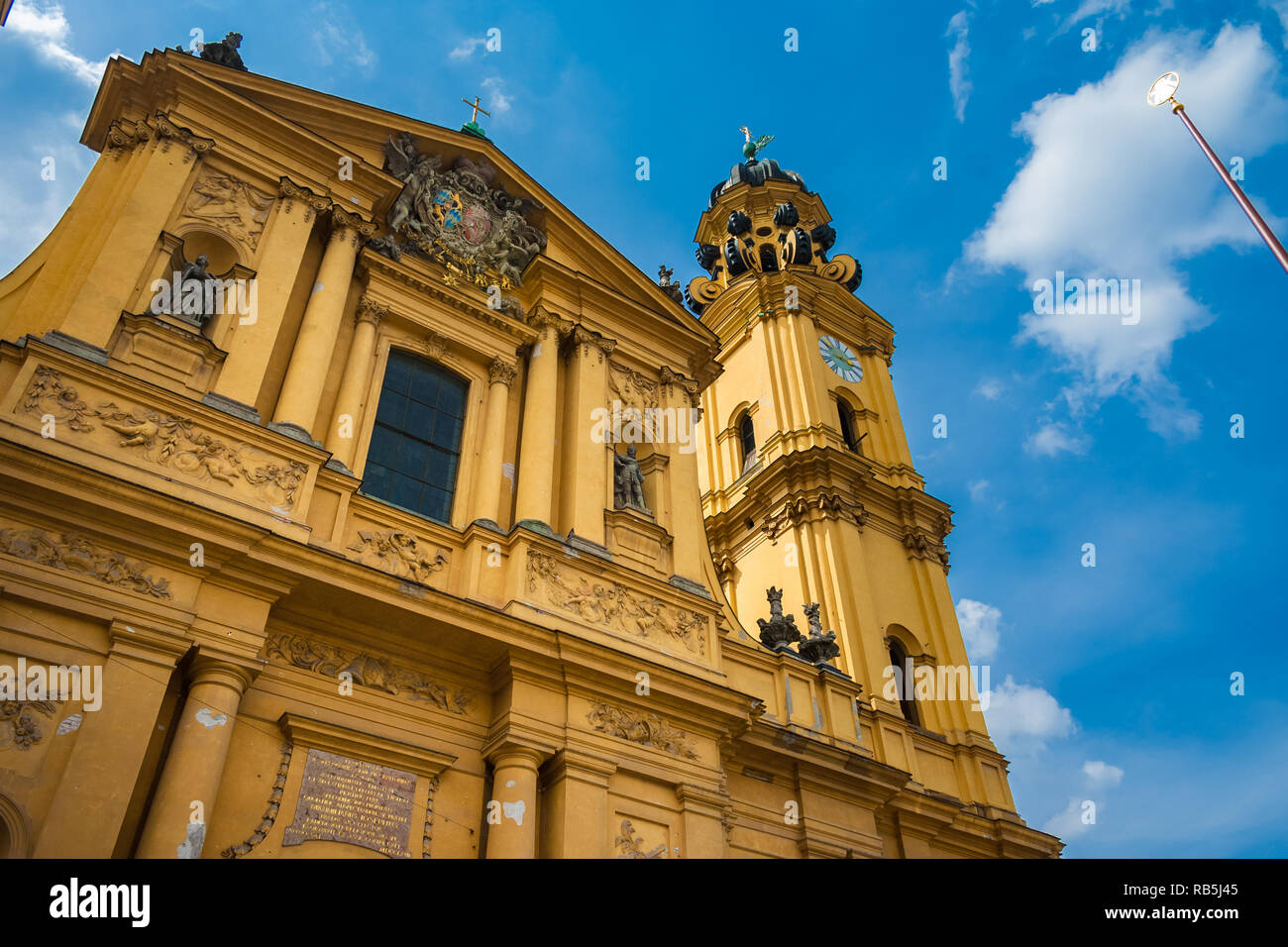 Super Low Angle View in der Münchner Theatinerkirche St. Cajetan, eine katholische Kirche im italienischen Barockstil. Sein mediterranes Aussehen und Yel Stockfoto