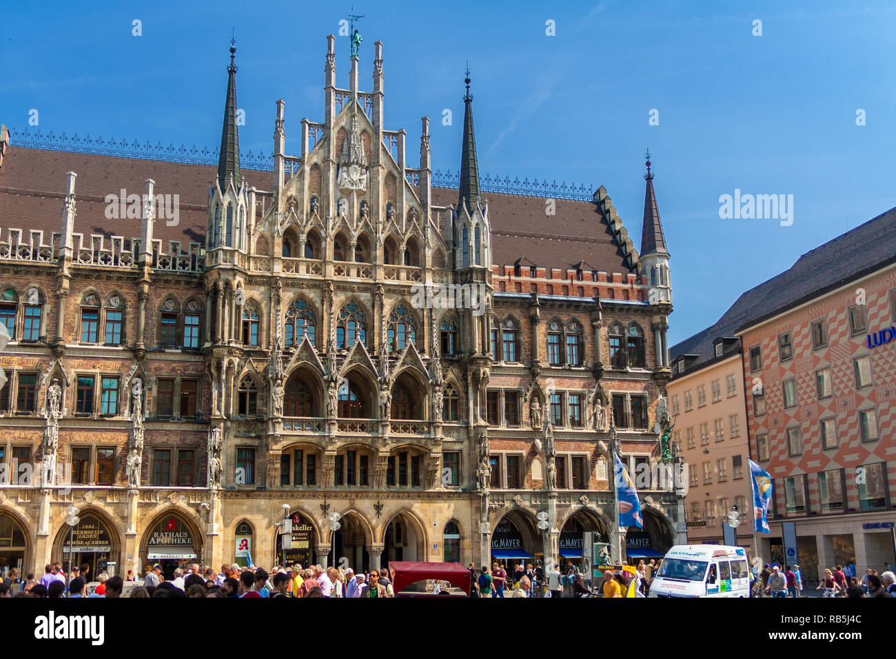 Blick auf den Haupteingang des Neuen Rathauses (Neues Rathaus) im nördlichen Teil der Marienplatz. Die Details der neo-gotischen vorderen Fassade... Stockfoto
