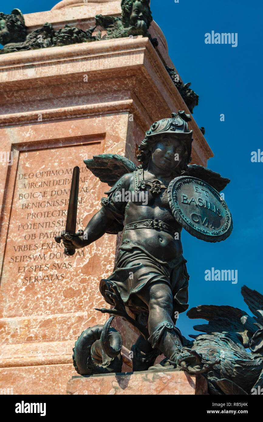 Einen tollen Blick auf ein putto Statue an einer Ecke des Sockels, der Mariensäule auf dem Marienplatz in München. Der putto darstellen... Stockfoto