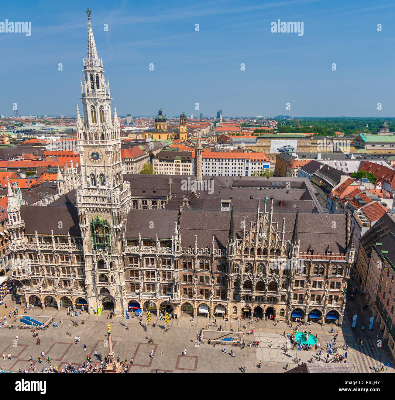 Herrlichen Blick auf das Neue Rathaus im nördlichen Teil der Marienplatz in München, Bayern, Deutschland. Die komplette neo-gotischen Gebäude mit... Stockfoto