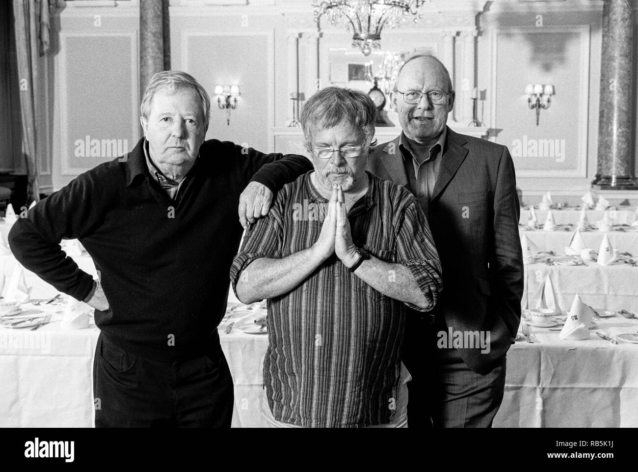 Die Goodies classic Comedy trio Tim Brooke-Taylor, Graeme Garden und Bill Oddie fotografiert im Simpsons in The Strand, London, England, Vereinigtes Königreich. Stockfoto