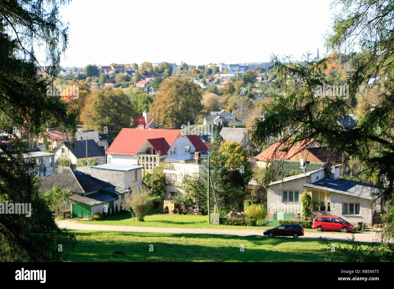 Fantastisches Panorama: Blick auf die Häuser den Hügel hinunter. Im Hintergrund sehen Sie auch Bäume und Wald. Stockfoto