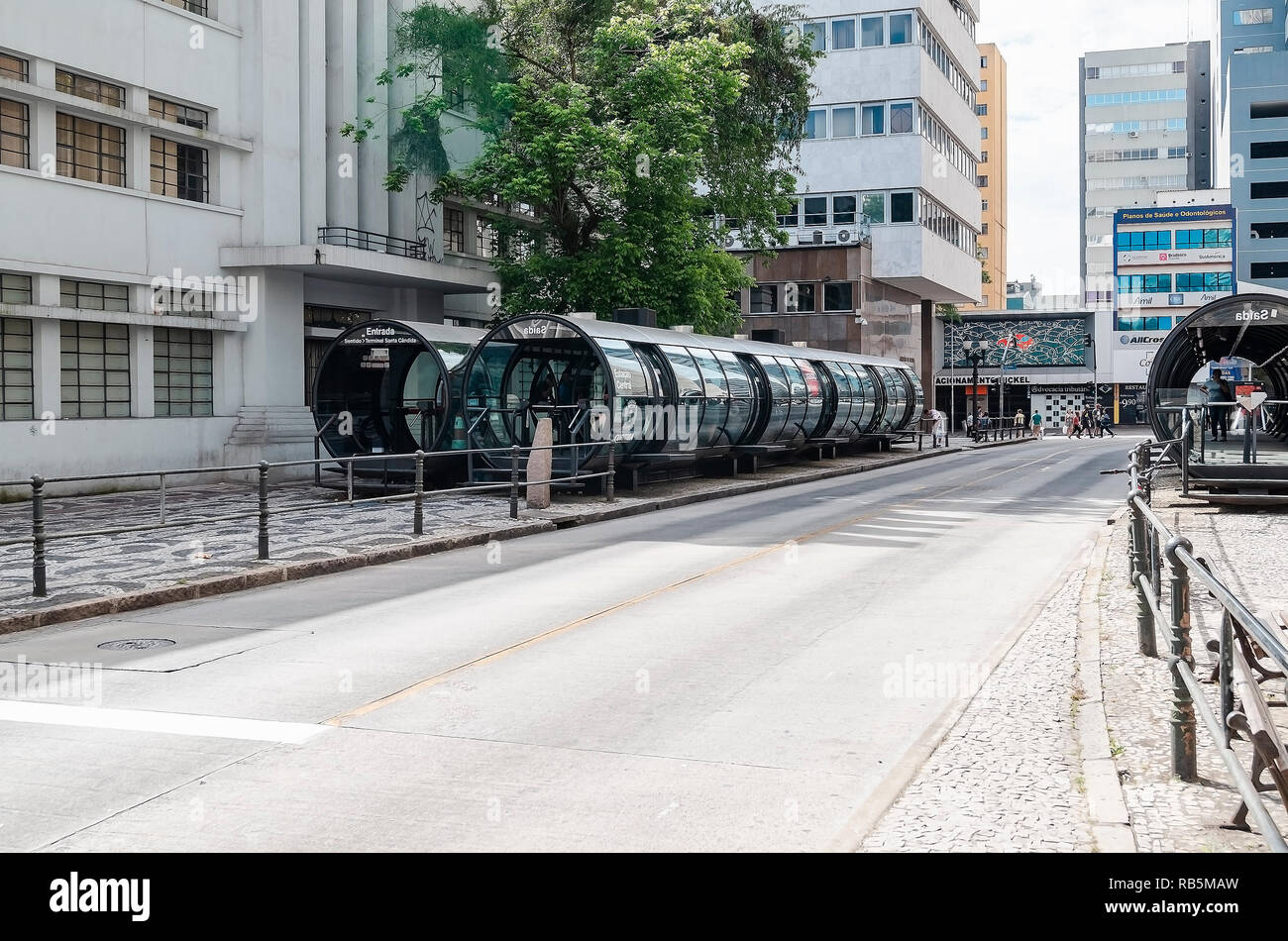 Curitiba - PR, Brasilien - Dezember 14, 2018: Bushaltestelle in U-Form von Curitiba. Erhöhte Bushaltestelle. Haltestelle der öffentlichen Verkehrsmittel. Stockfoto