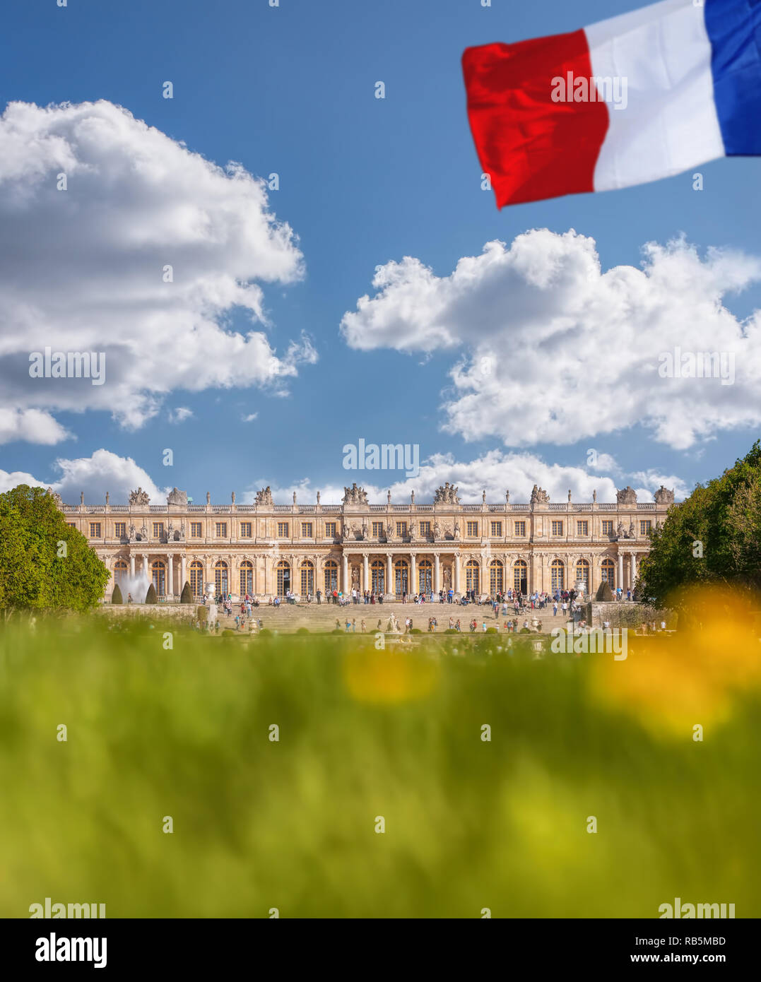 Chateau de Versailles mit Flagge von Frankreich in Paris, Frankreich Stockfoto