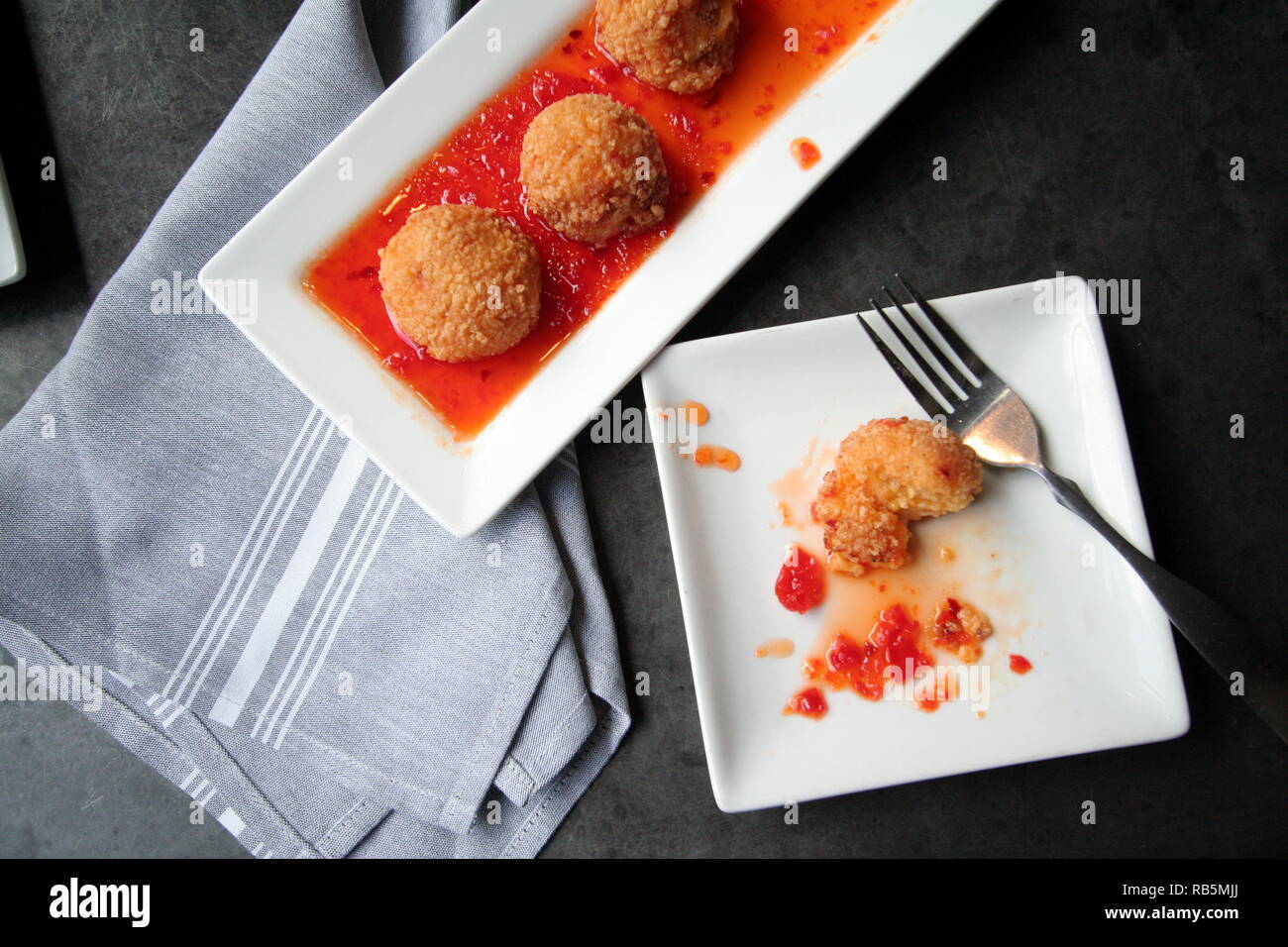 Echten Komfort Essen - gebratene Pimento Käse Krapfen mit würzigen roten Pfeffer Sauce Stockfoto