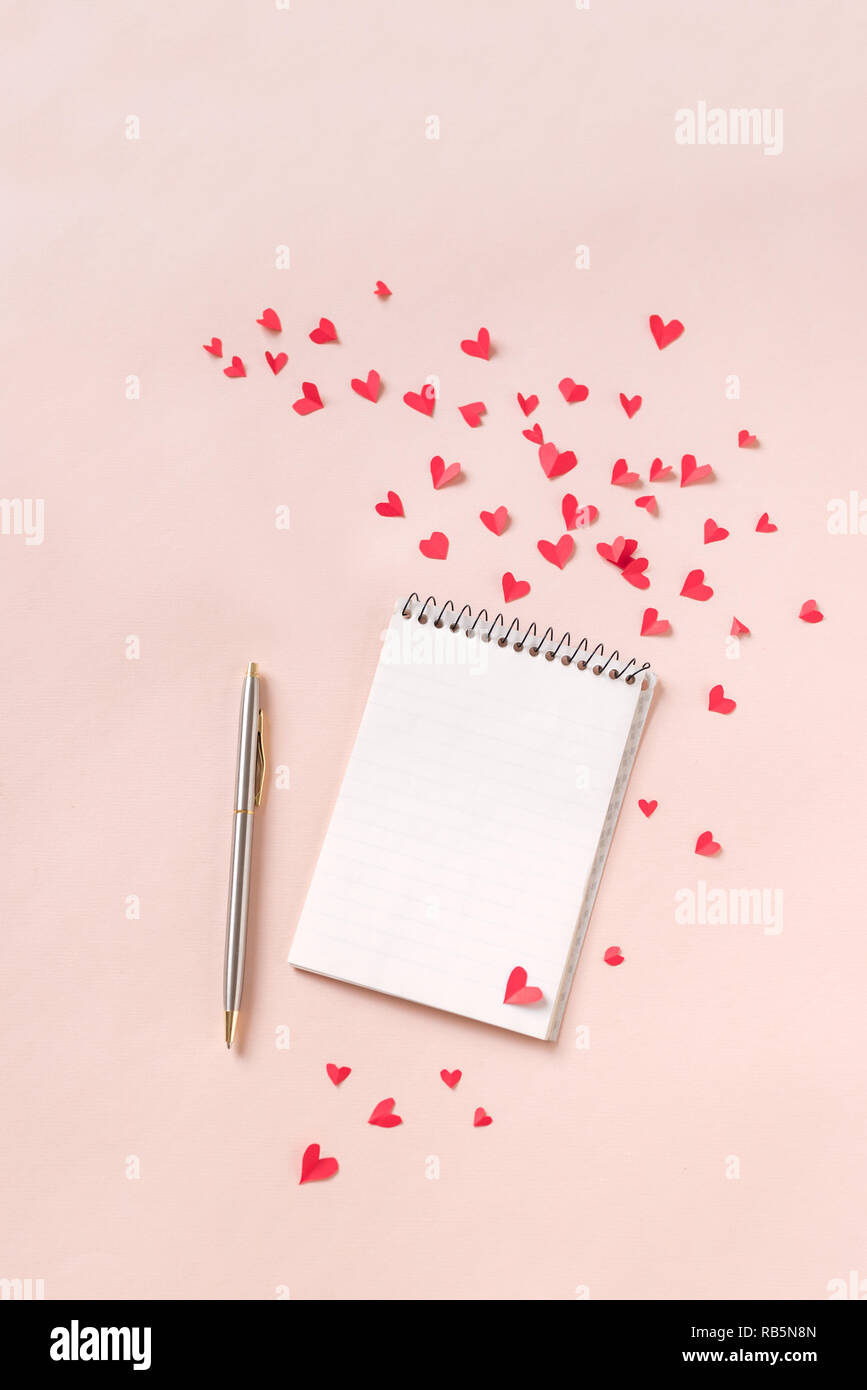 Notebook und roten Herzen auf beigem Hintergrund, kopieren. Minimale flach mit Planung für Valentinstag, Liebe und Romanze Konzept, Ansicht von oben Stockfoto