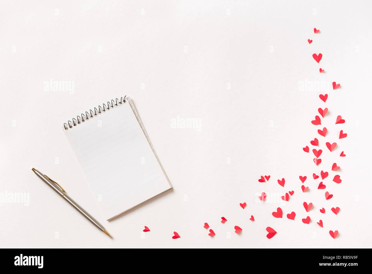 Notebook und roten Herzen auf weißem Hintergrund, kopieren. Minimale flach mit Planung für Valentinstag, Liebe und Romanze Konzept, Ansicht von oben Stockfoto