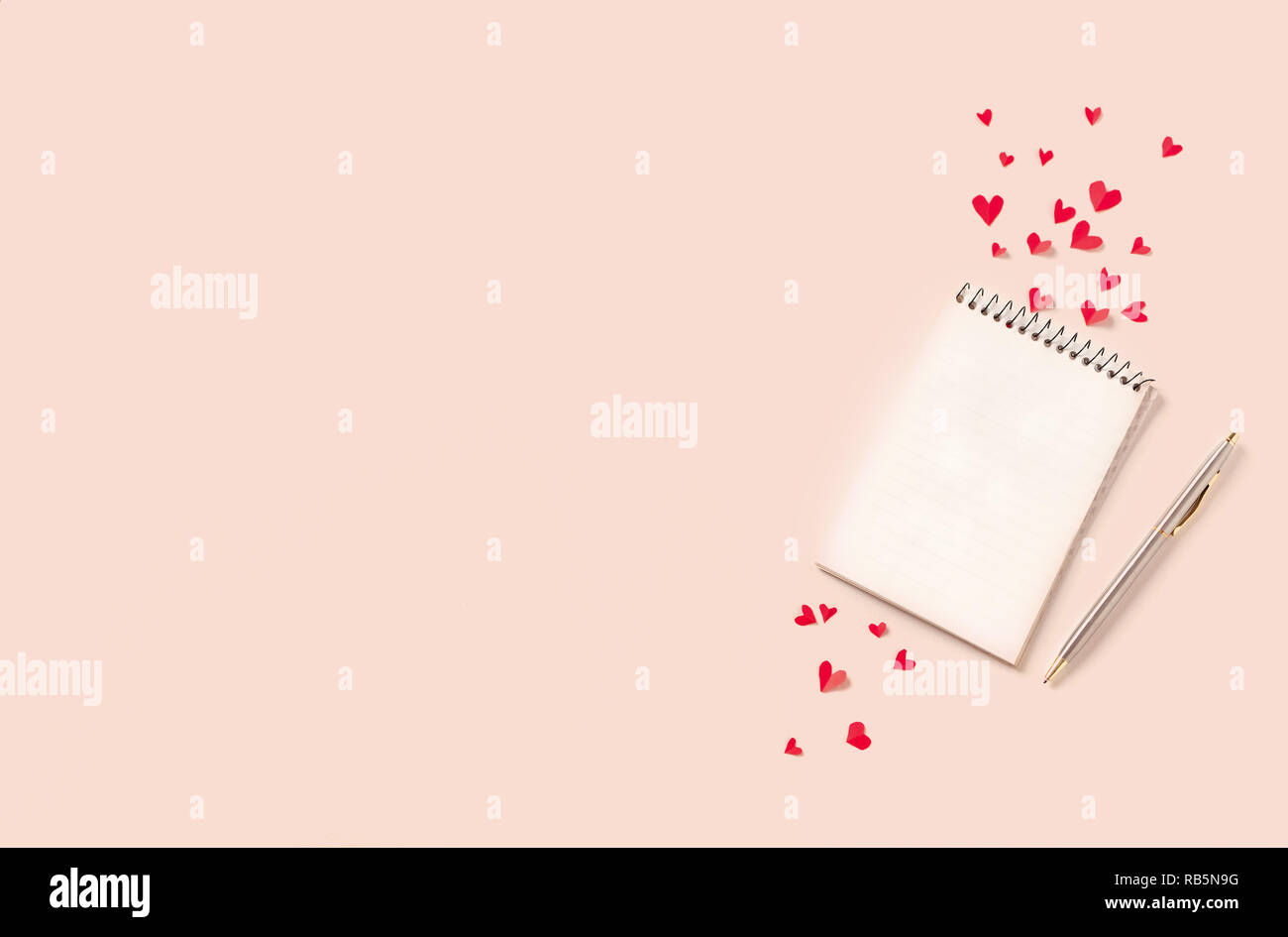 Notebook und roten Herzen auf beigem Hintergrund, kopieren. Minimale flach mit Planung für Valentinstag, Liebe und Romanze Konzept, Ansicht von oben Stockfoto