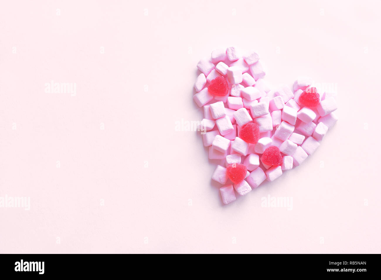 Pink Marshmallow Und Bonbons In Der Form Von Herzen Auf Rosa Hintergrund Kopieren Susse Rosa Pastell Herzen Als Minimal Mock Up Liebe Und Valentinstag Stockfotografie Alamy
