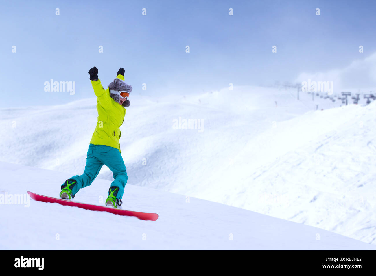 Mädchen Snowboarder auf der Piste im alpinen Bergwelt. Winter Sport und Erholung, Freizeit Outdoor Aktivitäten. Bild von aufgeregt schreienden Jungen Stockfoto
