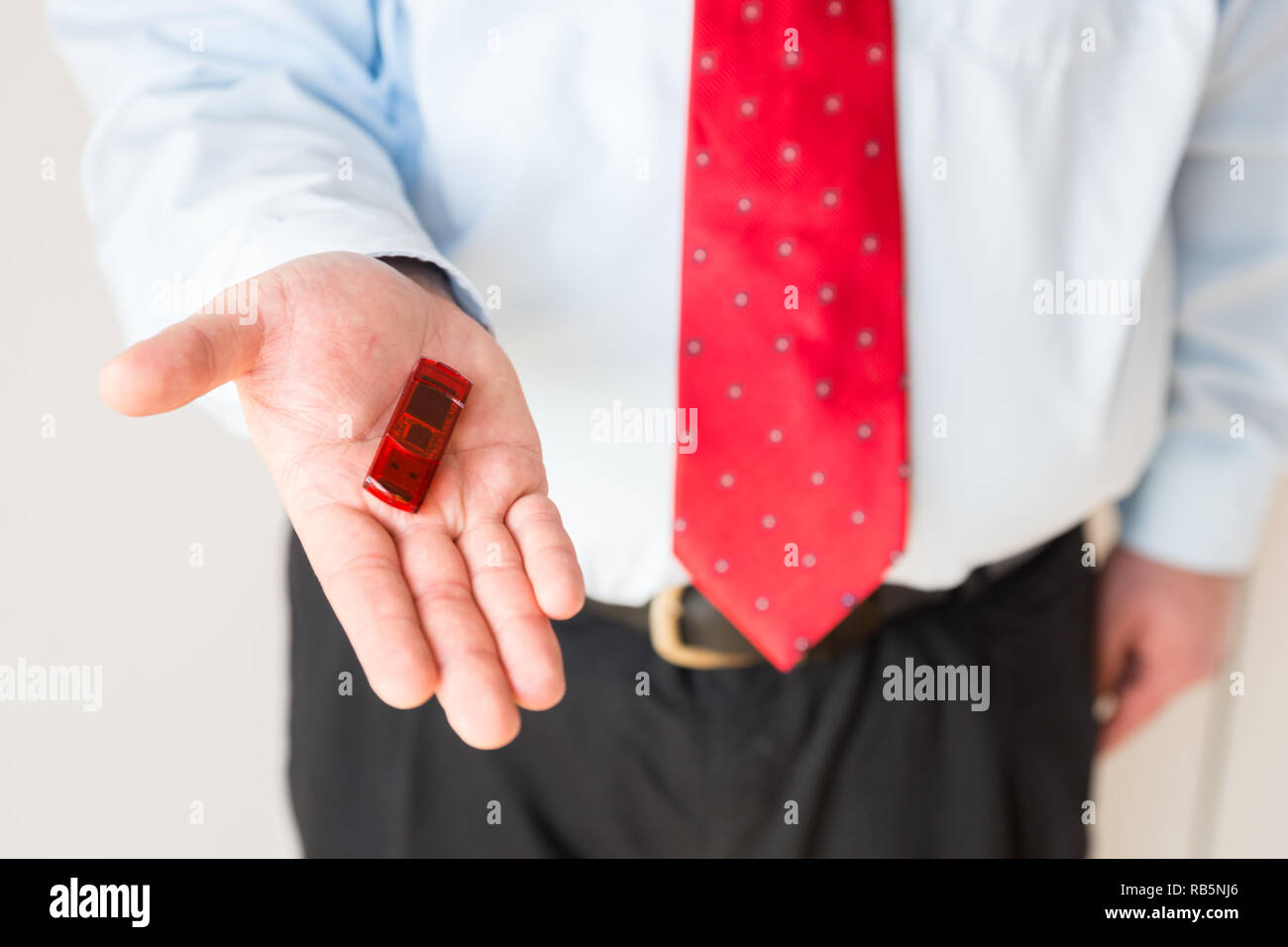 Mann mit USB-Stick Stockfoto