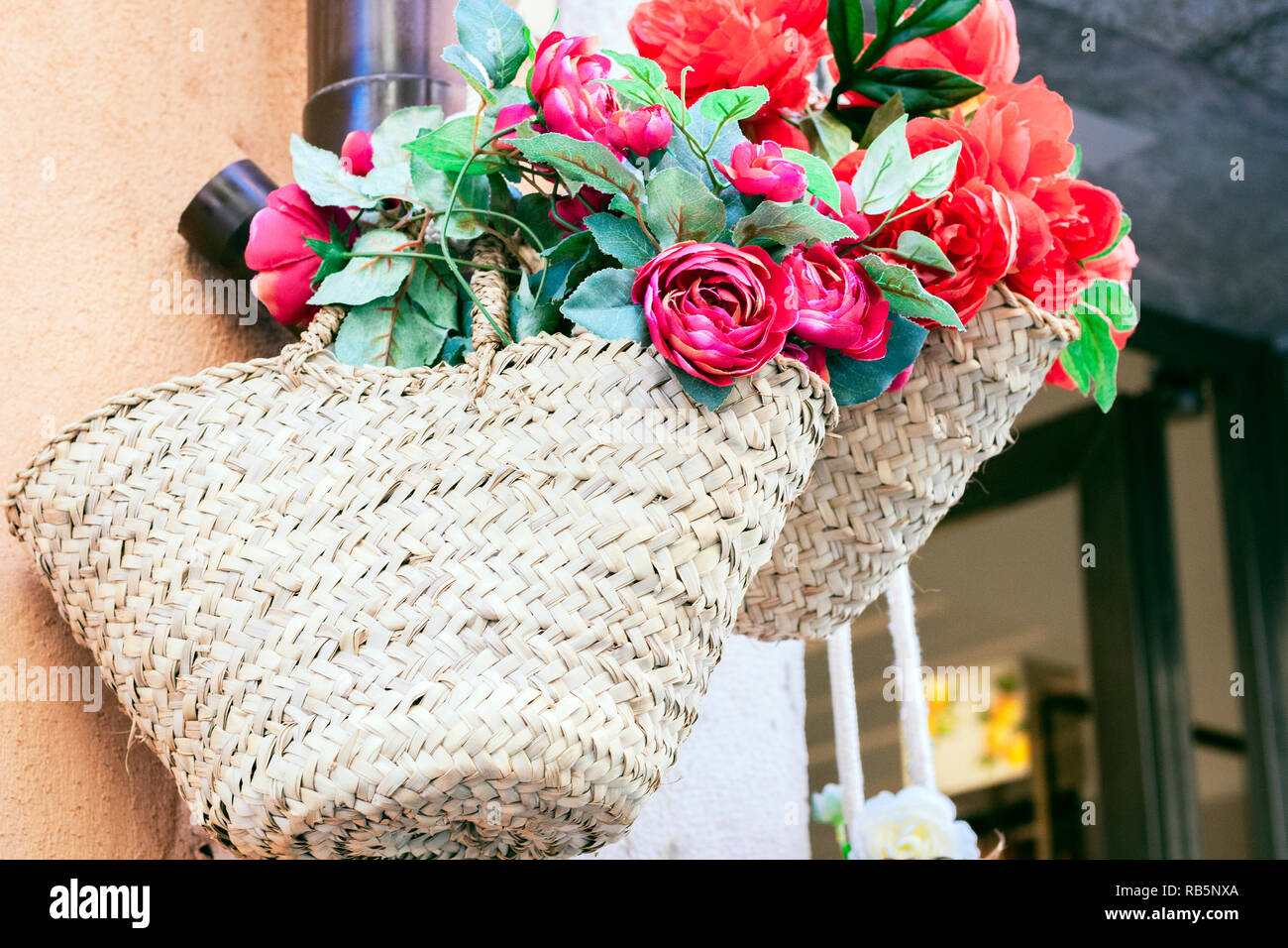 Sommer wicker Taschen von Stroh und Rattan mit textilen Blumen auf dem Markt in Taormina, Sizilien, Italien Stockfoto