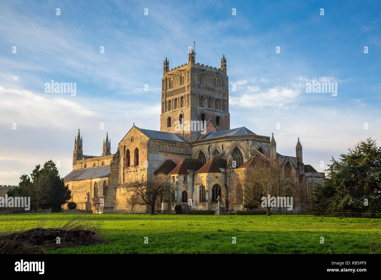 Am späten Nachmittag einen Blick von Tewkesbury Abbey aus dem Süden Osten, Stroud, Gloucestershire, England Stockfoto