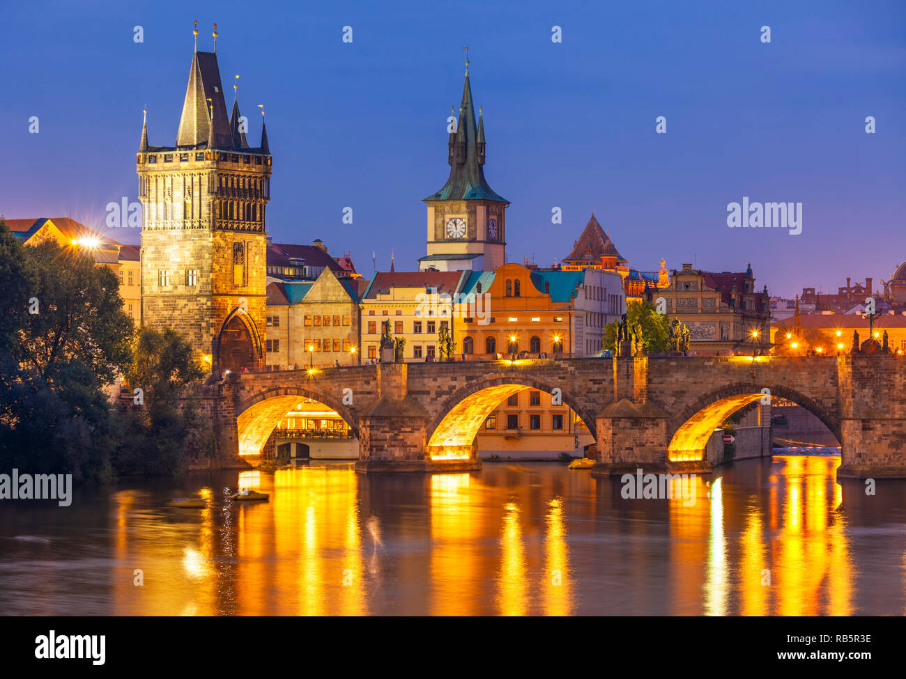 Prag Karlsbrücke und Moldau in der Nacht Prag Tschechische Republik Europa Stockfoto
