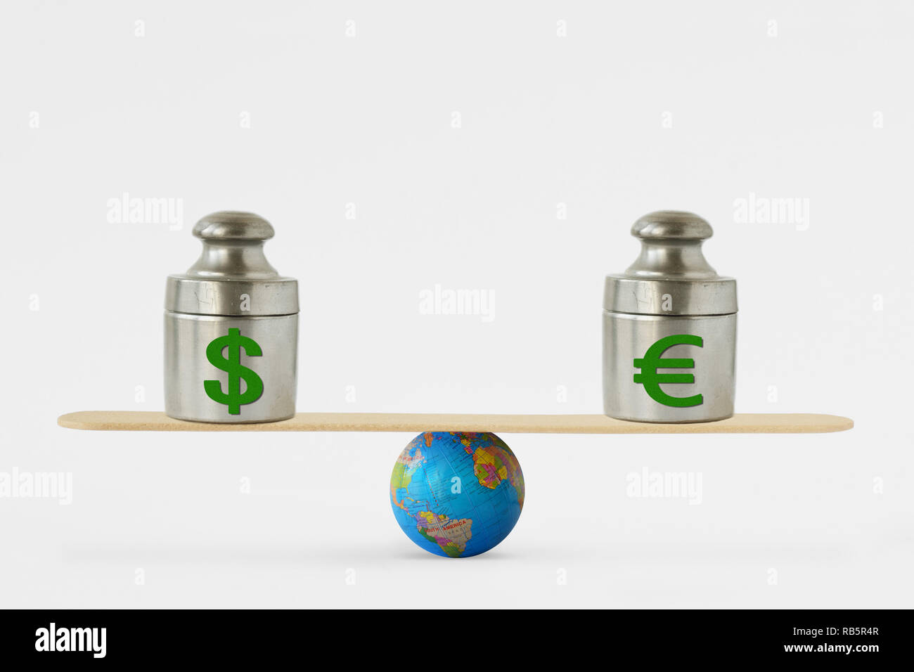 Dollar und Euro Symbole auf Balance Scale-Konzept der Balance zwischen Dollar und Euro Stockfoto