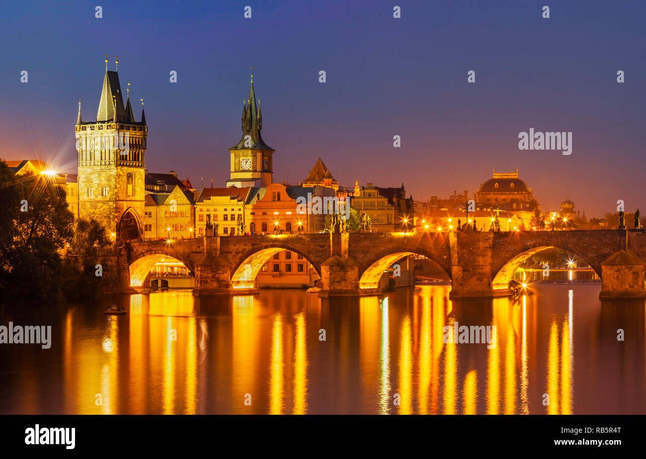 Prag, Karlsbrücke, Altstädter Brückenturm und Moldau in der Nacht Prag Tschechische Republik EU Europa Stockfoto