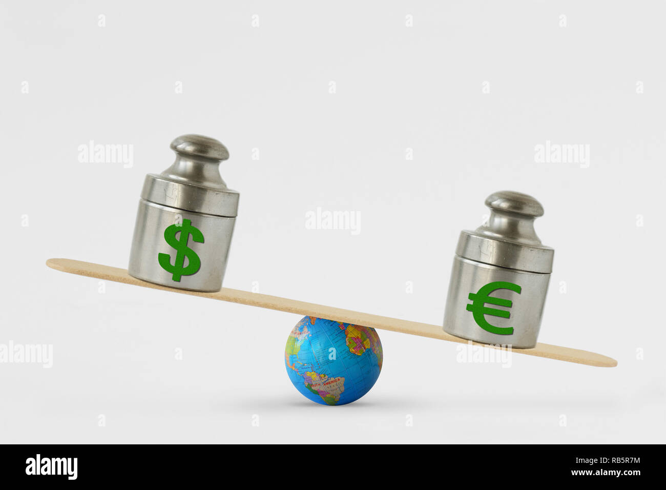 Dollar und Euro Symbole auf Balance Scale-Konzept von Euro Dominanz über den Dollar in den globalen Märkten Stockfoto