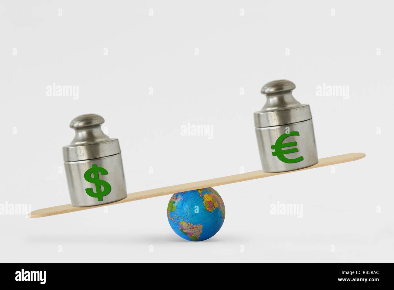 Dollar und Euro Symbole auf Balance Scale-Konzept der Dollar Dominanz über den Euro in globalen Märkten Stockfoto