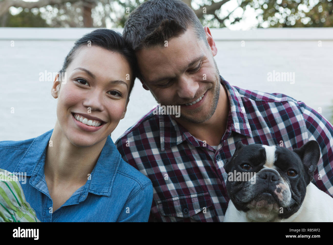 Paar mit ihrem Hund im Garten Stockfoto