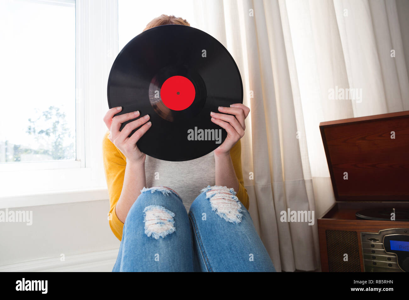 Frau verbergen ihr Gesicht mit vinyl Record Stockfoto