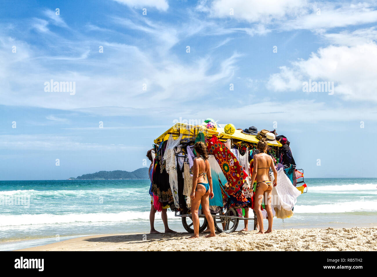 Strandverkäufer, der Kleidung am Acores Beach verkauft. Florianopolis, Santa Catarina, Brasilien. Stockfoto
