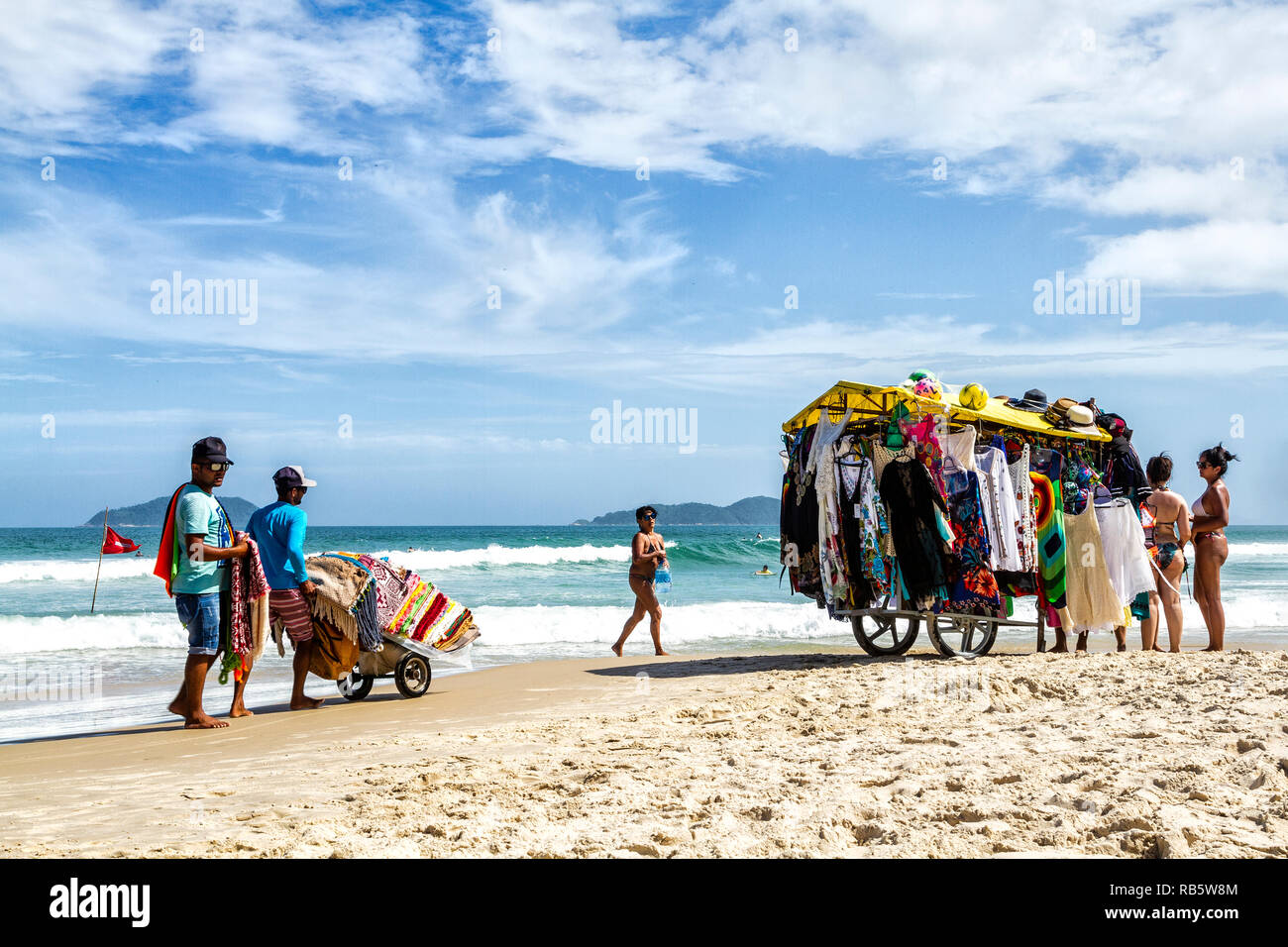 Strandverkäufer, der Kleidung am Acores Beach verkauft. Florianopolis, Santa Catarina, Brasilien. Stockfoto