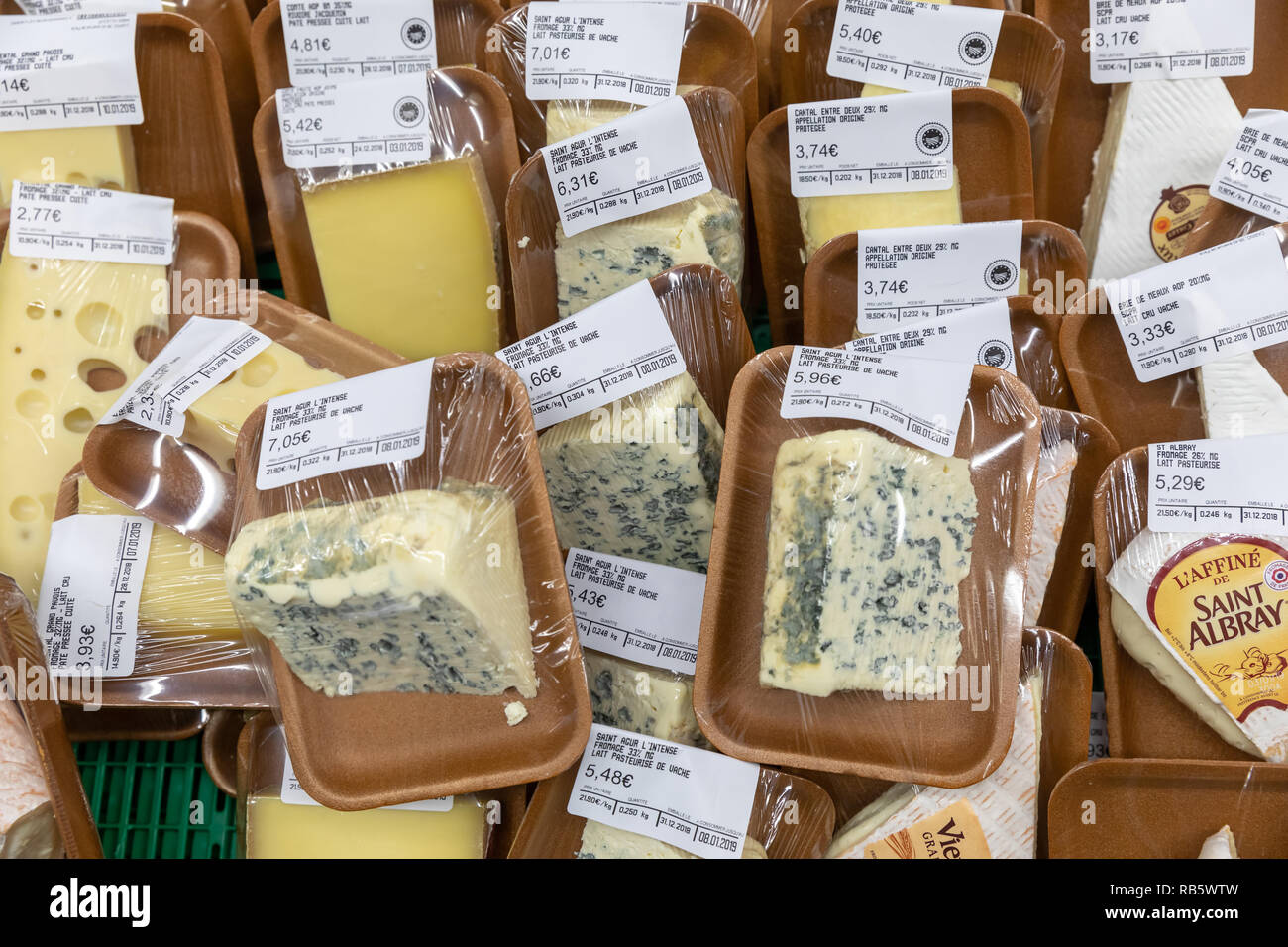 Französischer Käse, eingeschweißt, in der Kühltheke; Frankreich Stockfoto