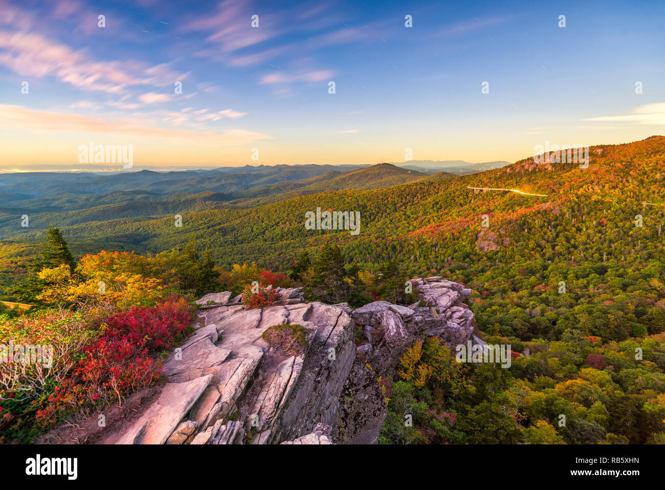 Blue Ridge Mountains Landschaft bei Linn Cove Viadukt und Grandfather Mountain in der Morgendämmerung. Stockfoto