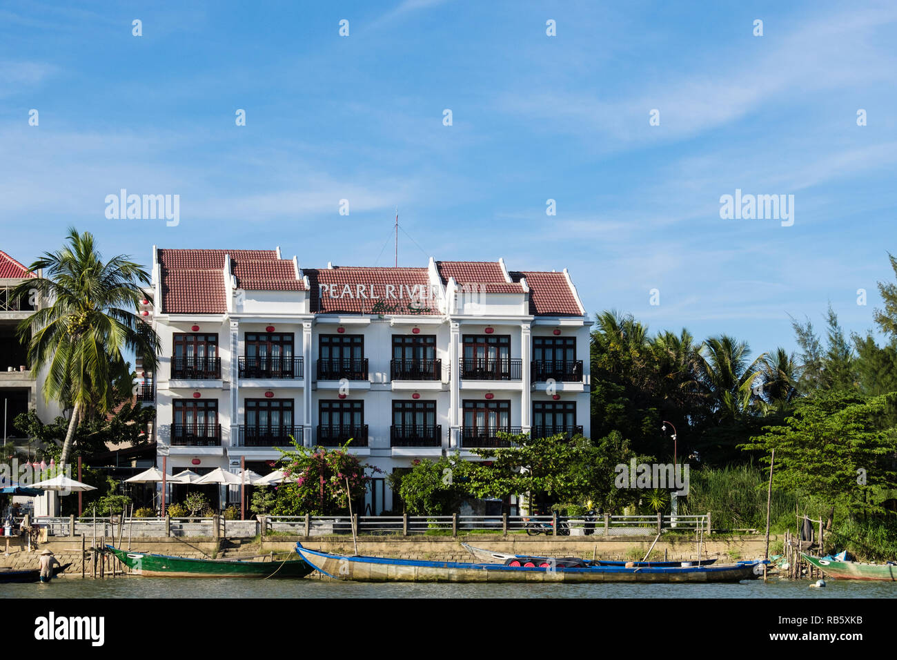 Vorderansicht des modernen Riverside Pearl River Hotel und Spa am Thu Bon Fluss. Hoi An, Provinz Quang Nam, Vietnam, Asien. Vom Fluss aus gesehen Stockfoto