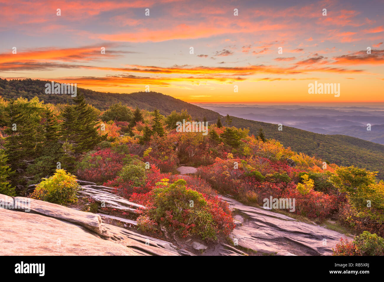 Grandfather Mountain, North Carolina, USA, Herbst Dämmerung vom groben Kamm in den Blue Ridge Mountains. Stockfoto