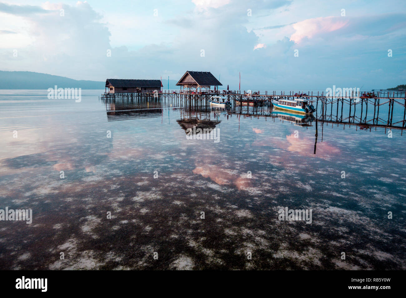 Steg am Morgen, Raja Ampat, Indonesien Stockfoto