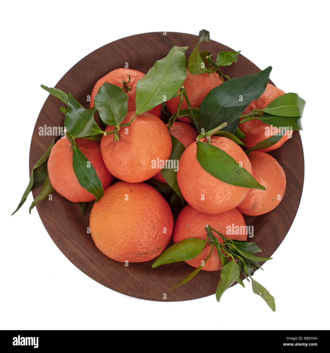 Orangen. Mehrere ruits mit Blättern auf Platte, Ansicht von oben, isoliert auf Weiss. Stockfoto