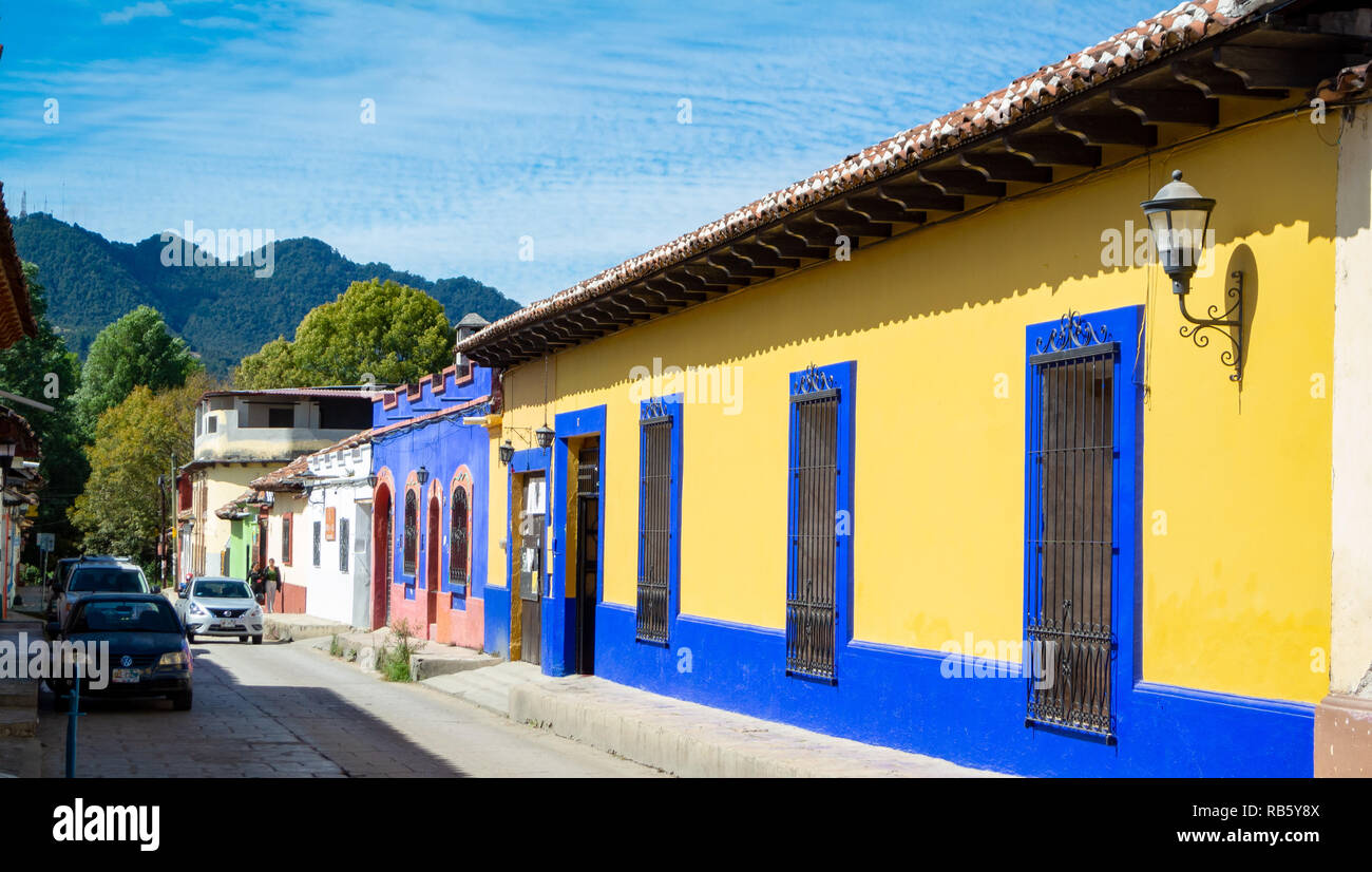 Bunte Häuser im Kolonialstil in der Straße, San Cristobal de las Casas, Chiapas, Mexiko Stockfoto