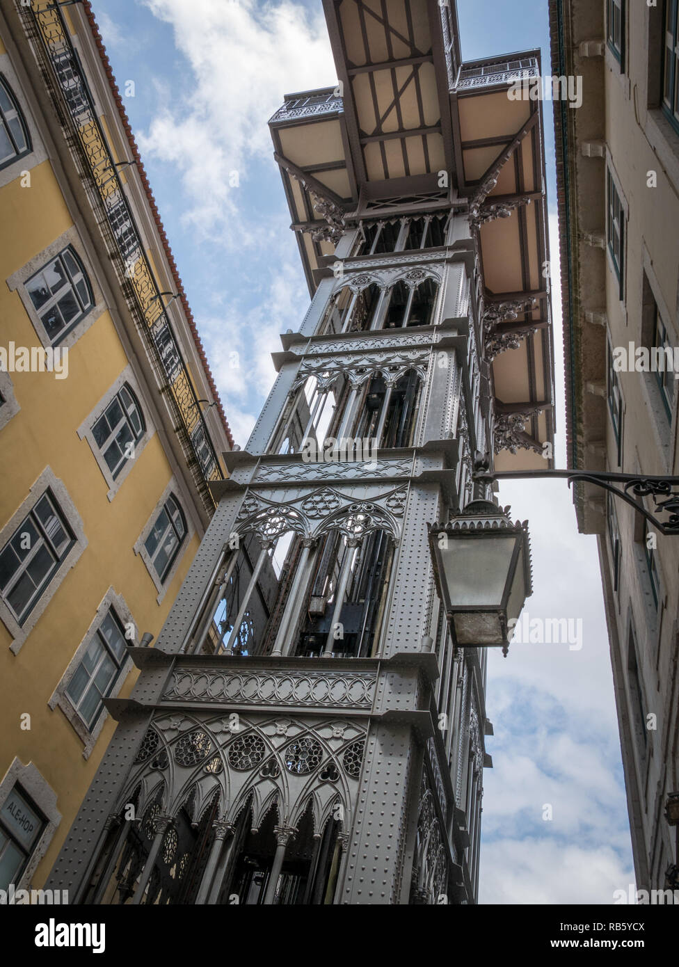 Aufzug Santa Justa von unten im Weitwinkel, Lissabon, Portugal Stockfoto