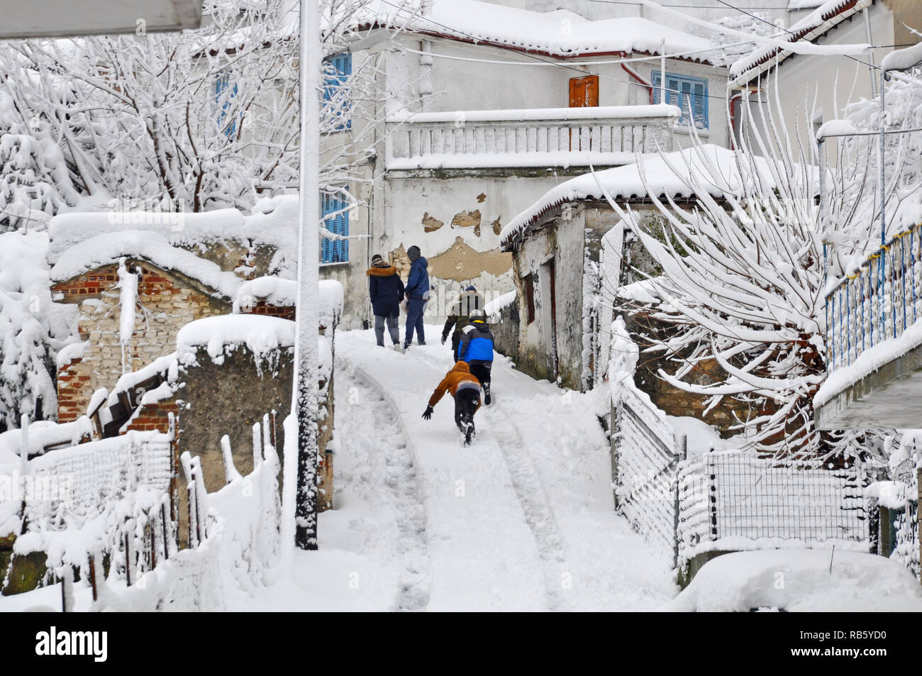 Wandern im Schnee in einem traditionellen Dorf Stockfoto