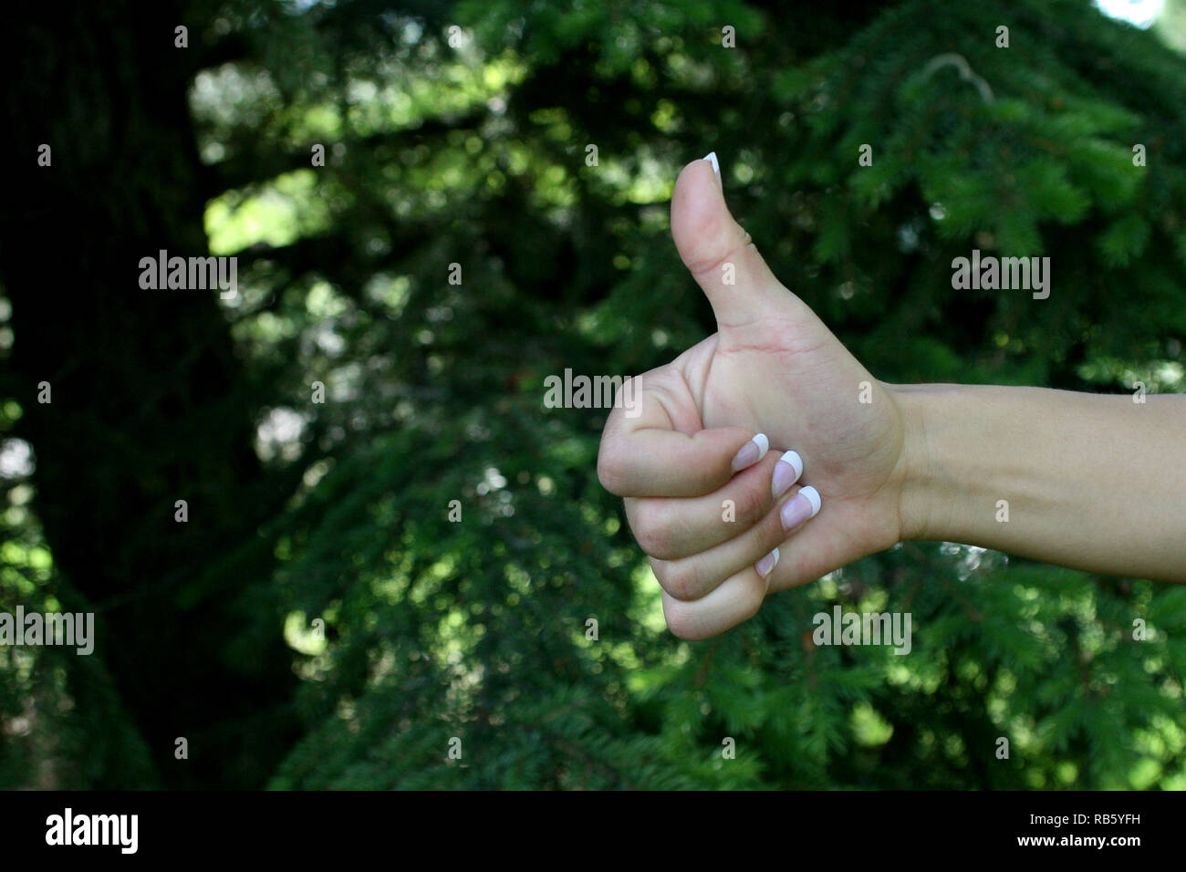 Beide Daumen nach oben für gute Ideen auf einen guten Tag gekommen. Stockfoto Beide Daumen nach oben für gute Ideen auf einen guten Tag gekommen. Stockfoto