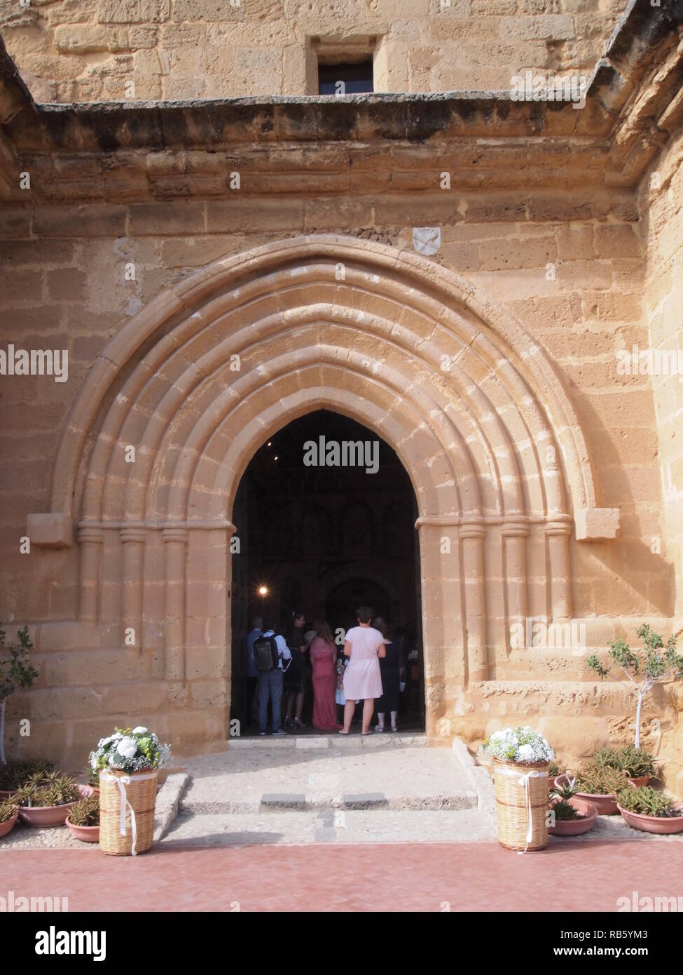 Eingang der Kirche während der Feier Stockfoto