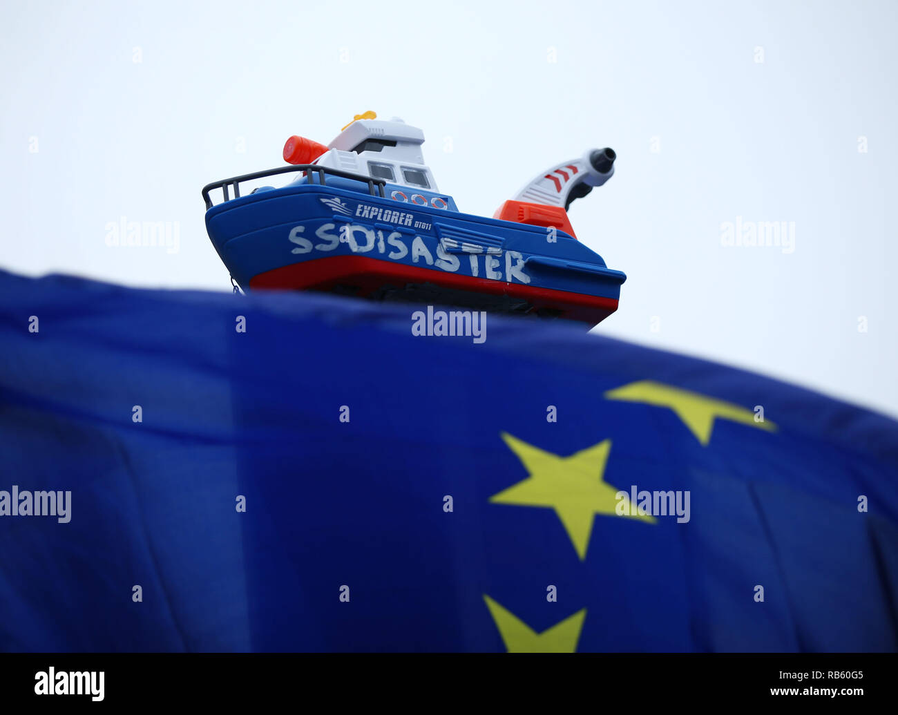 Ein Spielzeug Boot statt aloft durch Anti-Brexit protester Steve Bray außerhalb des Parlaments in Westminster, London. Stockfoto
