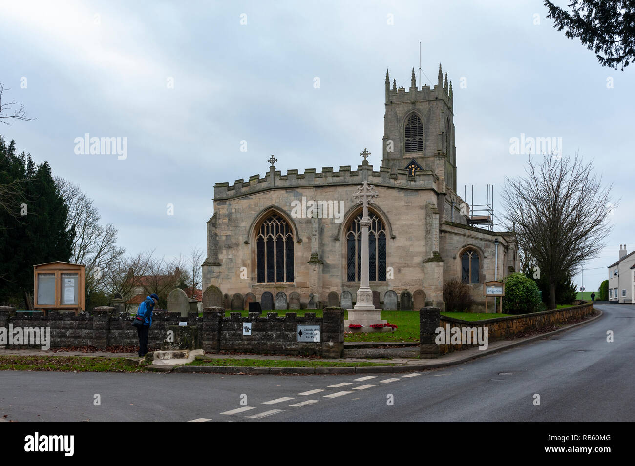 Haxey, Lincolnshire, England, UK - Das Dorf Pfarrkirche des Heiligen Nikolaus der Anblick der traditionellen alten Tradition Der haxey Haube seit dem 14. Jahrhundert. Stockfoto