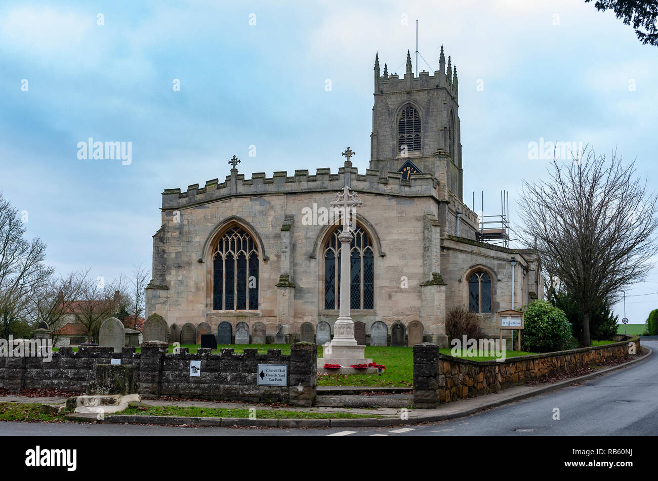 Haxey, Lincolnshire, England, UK - Das Dorf Pfarrkirche des Heiligen Nikolaus der Anblick der traditionellen alten Tradition Der haxey Haube seit dem 14. Jahrhundert. Stockfoto
