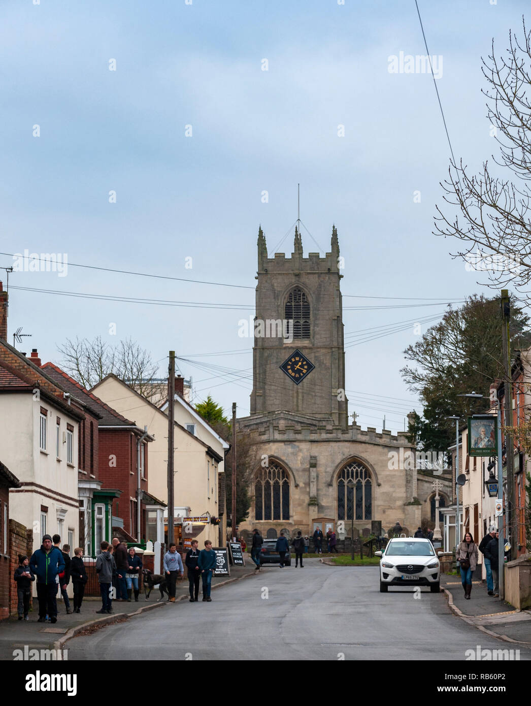 Haxey, Lincolnshire, England, UK - Das Dorf Pfarrkirche des Heiligen Nikolaus der Anblick der traditionellen alten Tradition Der haxey Haube seit dem 14. Jahrhundert. Stockfoto