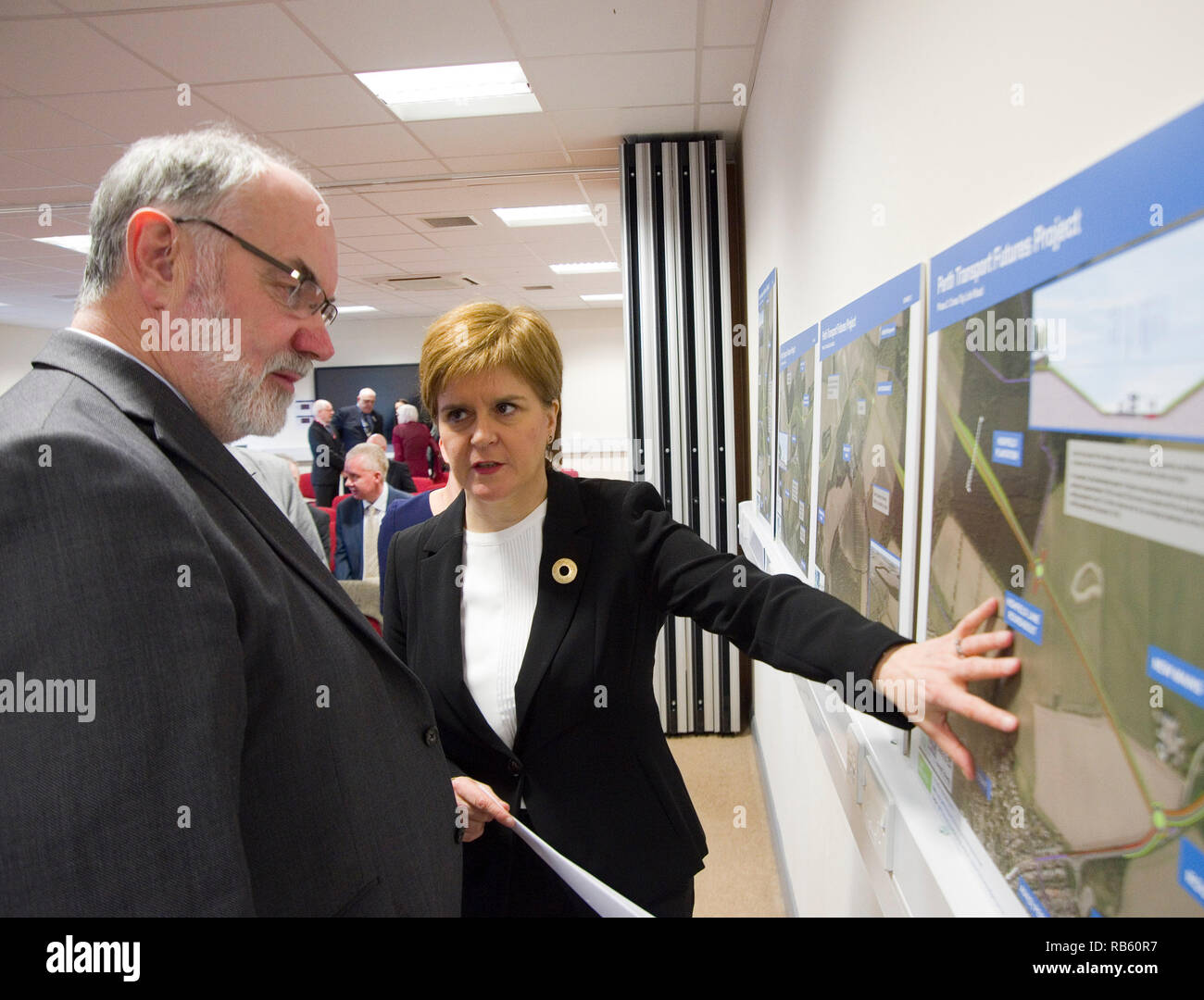 Erster Minister Nicola Sturgeon mit Perth und Kinross Rat leader Murray Lyle an Perth College UHI in Perth, wo sie legt die Einzelheiten der zusätzlichen Schottische Regierung die Finanzierung für die Tay Städte Region. Stockfoto