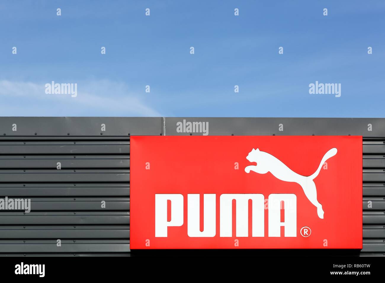 Skanderborg, Dänemark - 6 September, 2015: Puma Logo auf eine Wand. Puma  ist eine große deutsche multinationale Unternehmen produziert, dass  sportlich, Freizeitschuhe Stockfotografie - Alamy
