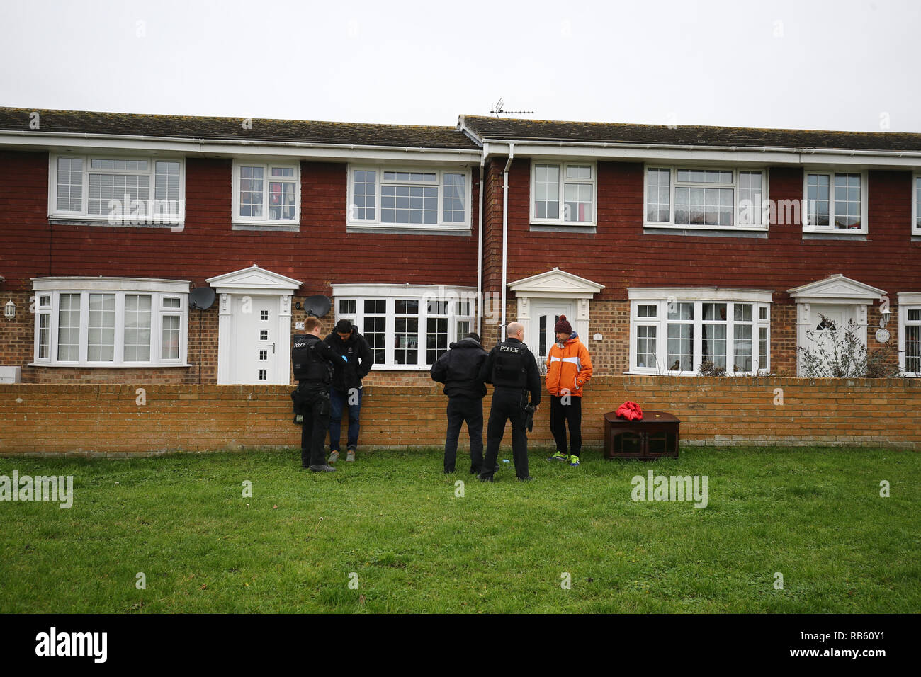 Die Polizei kümmert sich um Migranten gefunden nach einer Suche, die ins Leben gerufen wurde, wenn ein leeres Schlauchboot auf Dungeness Strand in Kent bei etwa 8.10 gefunden wurde an diesem Vormittag. Stockfoto