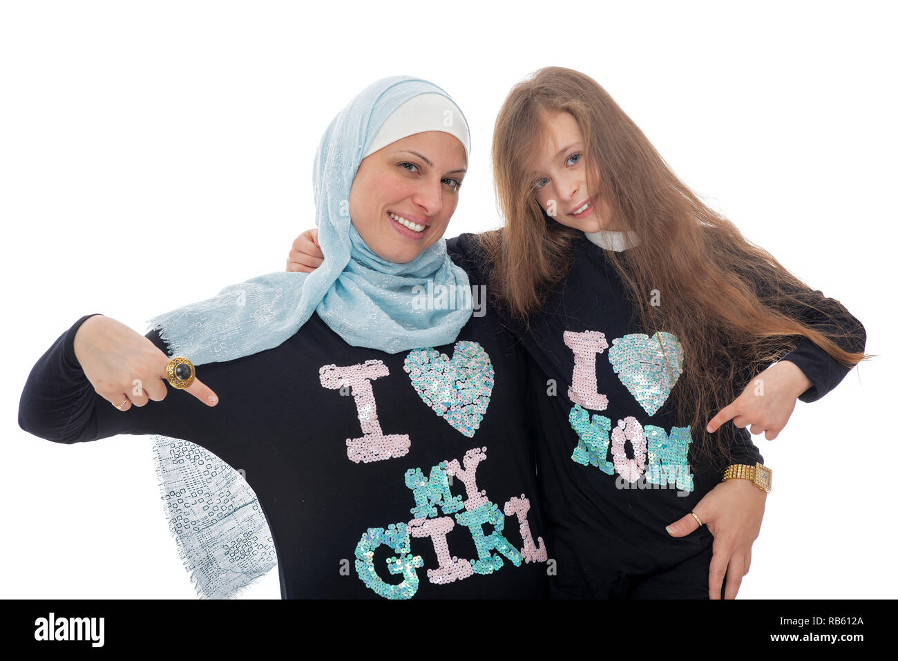 Happy muslimische Mutter und Ihrer Tochter liebevoll Isoliert voneinander auf weißem Hintergrund Stockfoto