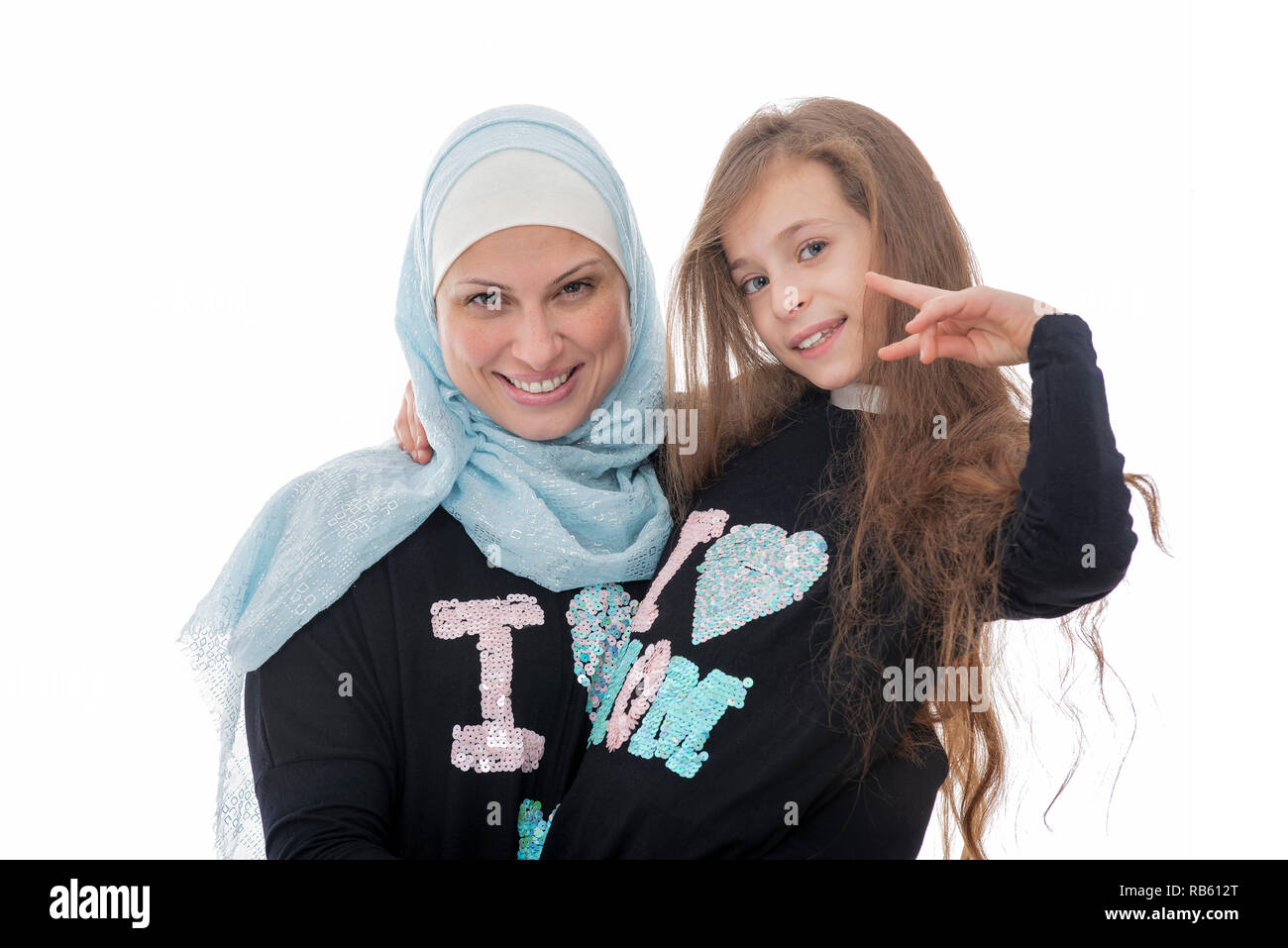 Happy muslimische Mutter und ihrer Tochter isoliert auf weißem Hintergrund Stockfoto
