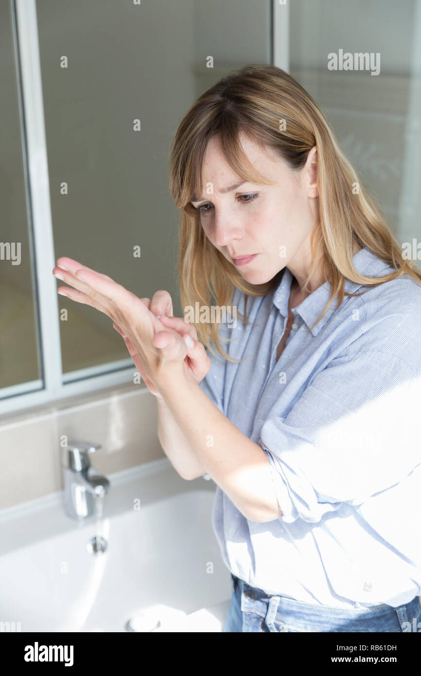 Eine Frau mit Kontamination OCD: Zwanghaftes Händewaschen. Stockfoto