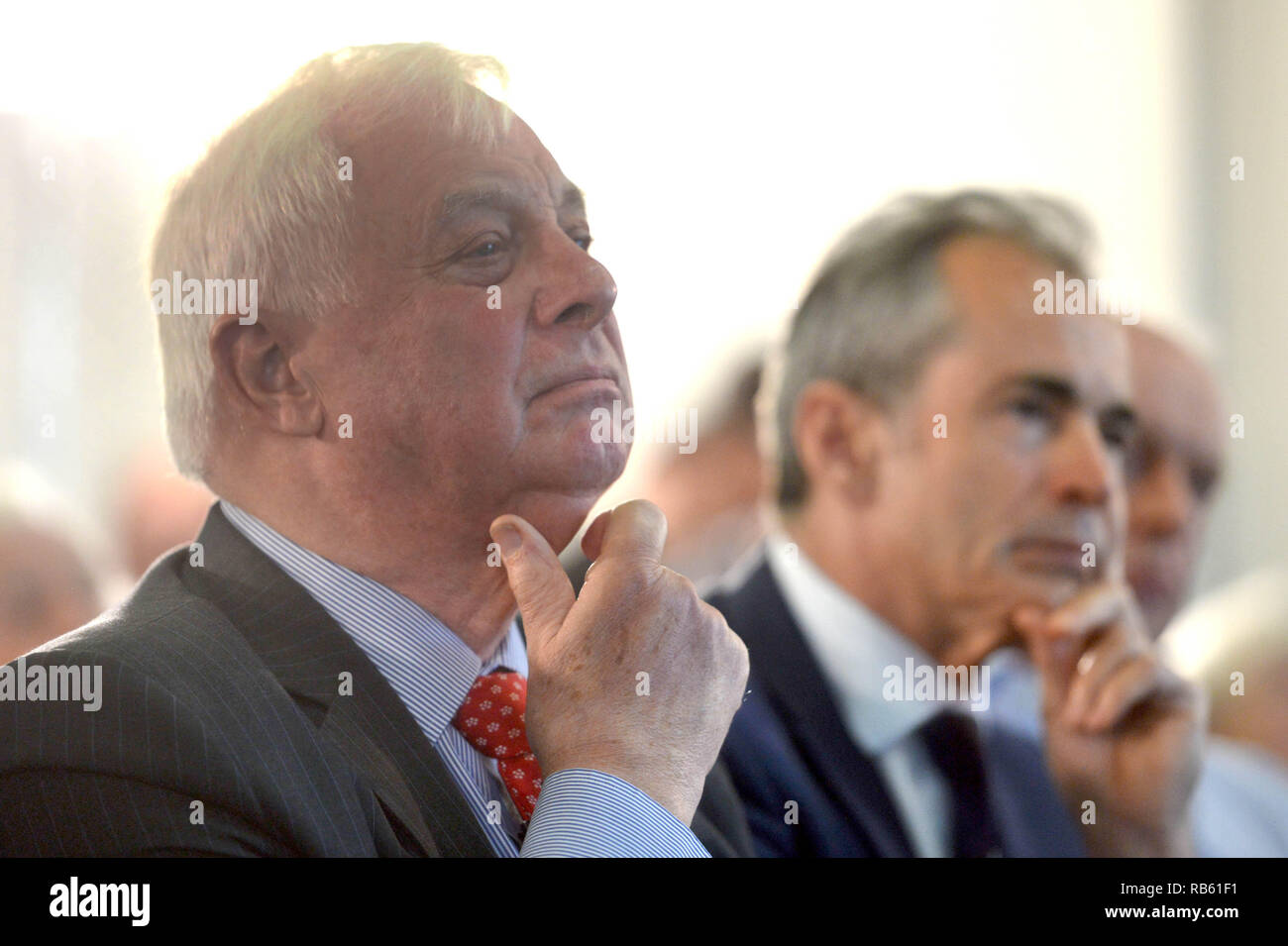 Ehemalige Tory Minister und Gouverneur von Hongkong Herr Patten (links) Während eine Abstimmung bei Coin Street Nachbarschaftszentrum in Central London. Stockfoto