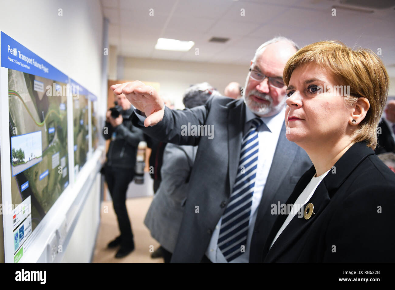 Erster Minister Nicola Sturgeon mit Perth und Kinross Rat leader Murray Lyle an Perth College UHI in Perth, wo sie legt die Einzelheiten der zusätzlichen Schottische Regierung die Finanzierung für die Tay Städte Region. Stockfoto